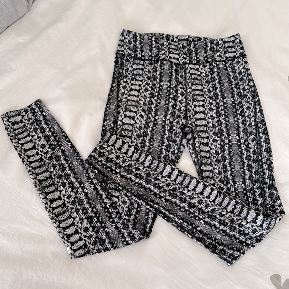 Under Armour heat gear compression leggings. Size M